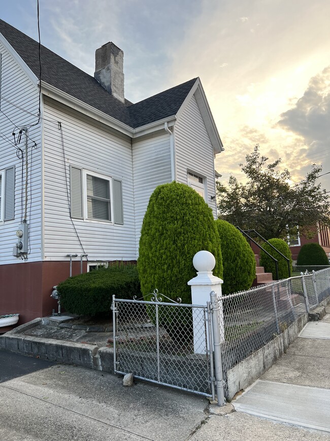 50 Ashton St, Unit 2 in Providence, RI - Foto de edificio - Building Photo