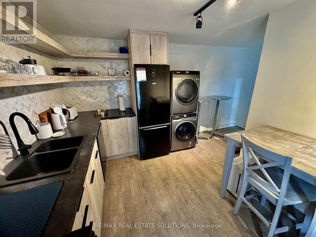 206 Bathurst St in Toronto, ON - Building Photo - Building Photo