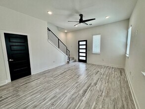 1006 Vargas Rd in Austin, TX - Building Photo - Building Photo