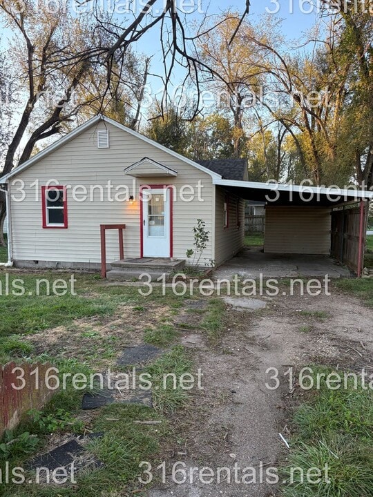 923 W 2nd St in Halstead, KS - Building Photo