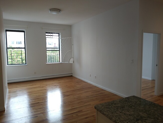 219 E 2nd St in New York, NY - Foto de edificio - Building Photo
