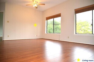 2207 S Braeswood Blvd in Houston, TX - Building Photo