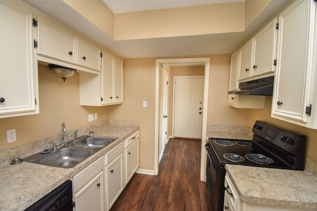 1913 Melrose Dr in Victoria, TX - Building Photo