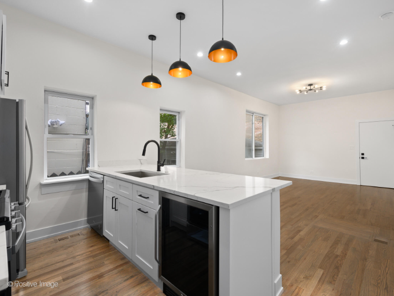 2142 N Maplewood Ave-Unit -1R in Chicago, IL - Building Photo