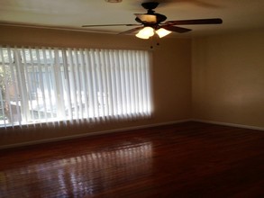 Broadway Apartments in San Antonio, TX - Building Photo - Interior Photo