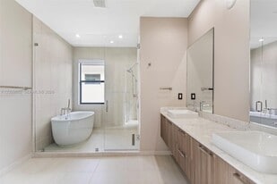 8249 NW 46th St in Doral, FL - Building Photo