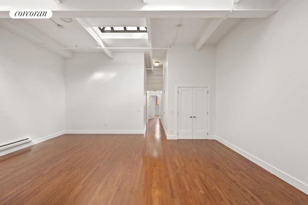 241 Bedford Ave in Brooklyn, NY - Foto de edificio