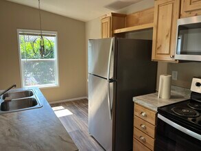 9344 N Chicago Ave, Unit B in Portland, OR - Foto de edificio - Building Photo