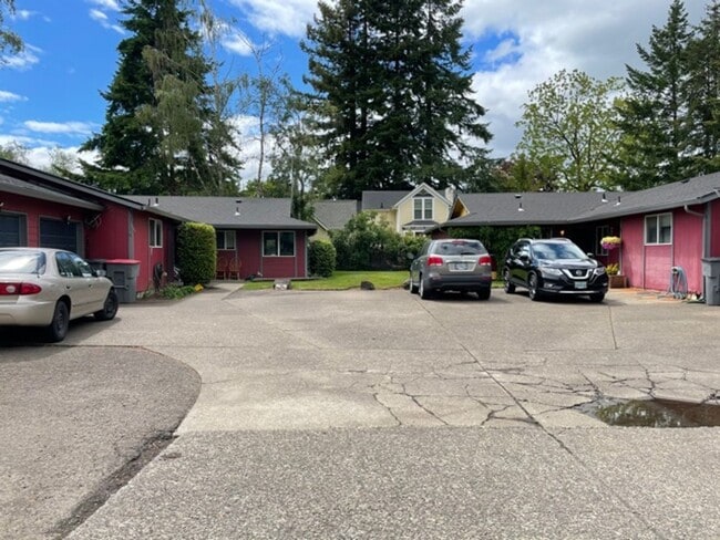 109-111 SW Fleishauer Ln in McMinnville, OR - Building Photo - Building Photo