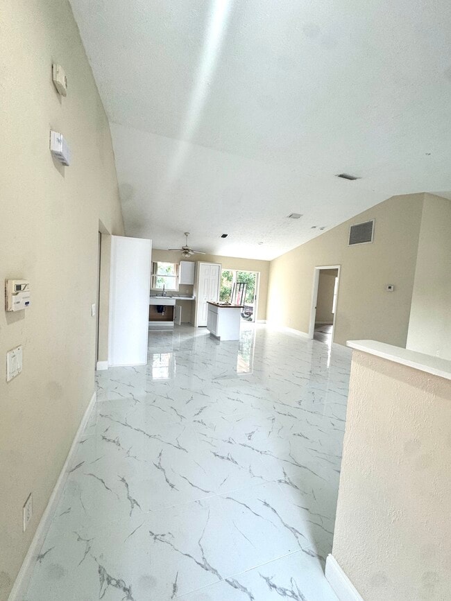 652 SW Sarazen Ave in Port St. Lucie, FL - Building Photo - Building Photo