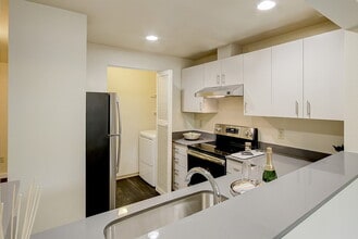 Evergreen Heights in Kirkland, WA - Foto de edificio - Building Photo