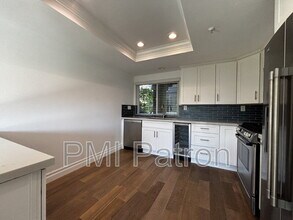 68 Sea Island Dr in Newport Beach, CA - Building Photo - Building Photo