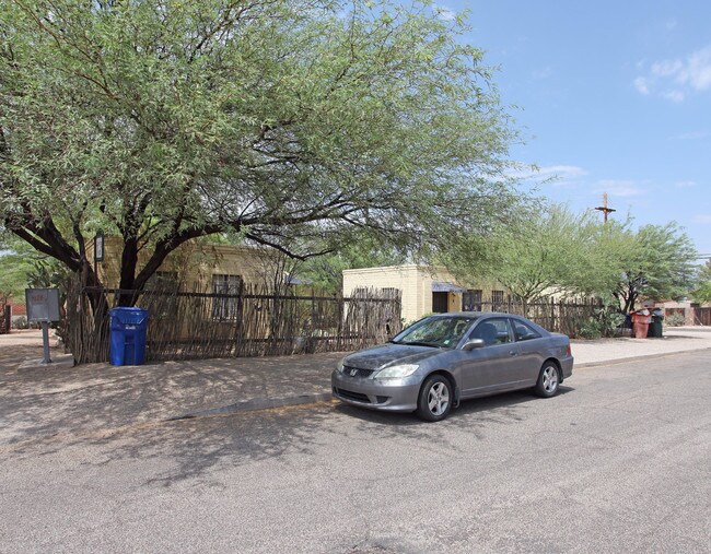 Spring Apartments in Tucson, AZ - Foto de edificio - Building Photo