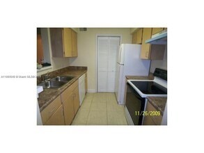 2400 NW 33rd St in Oakland Park, FL - Building Photo - Building Photo