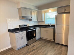 904 Lake Palms Dr in Largo, FL - Building Photo - Building Photo