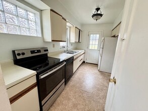 1220 Colonial Ln in Bethel Park, PA - Building Photo - Building Photo