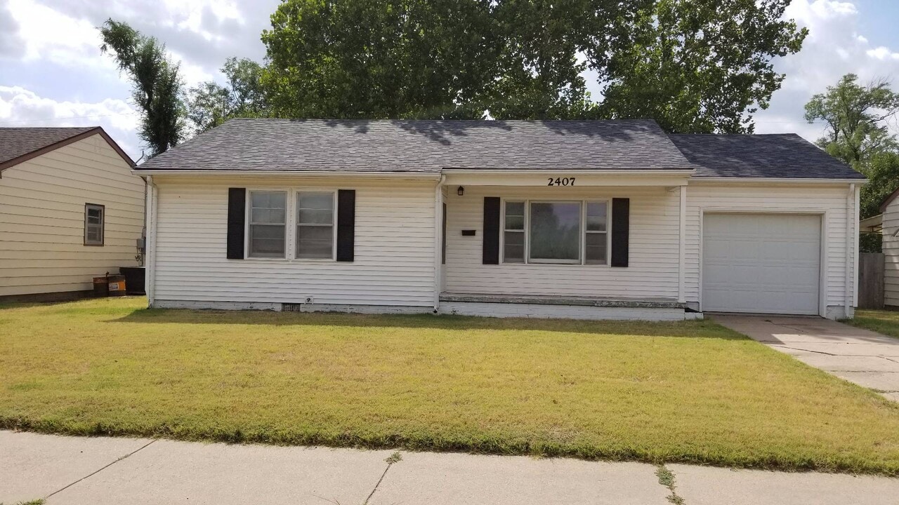 2407 Morton St in Great Bend, KS - Building Photo