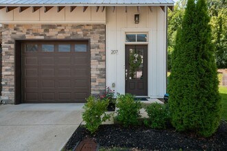 207 Stonecrest Cir in Nashville, TN - Foto de edificio - Building Photo