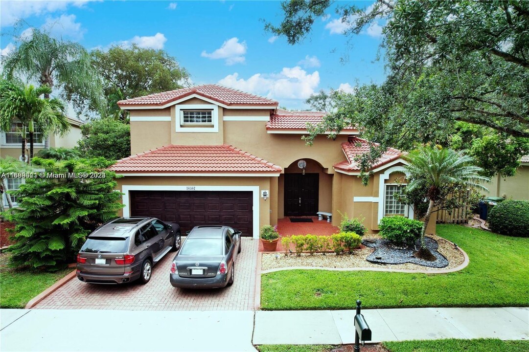 16507 Diamond Head Dr in Weston, FL - Building Photo