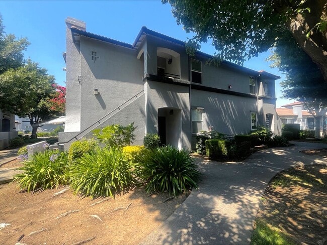 5201 Laguna Oaks Dr in Elk Grove, CA - Building Photo - Building Photo
