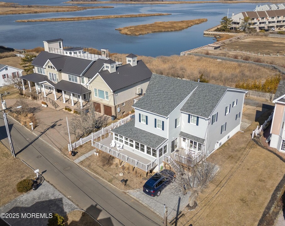 11 Riverview Rd in Monmouth Beach, NJ - Building Photo