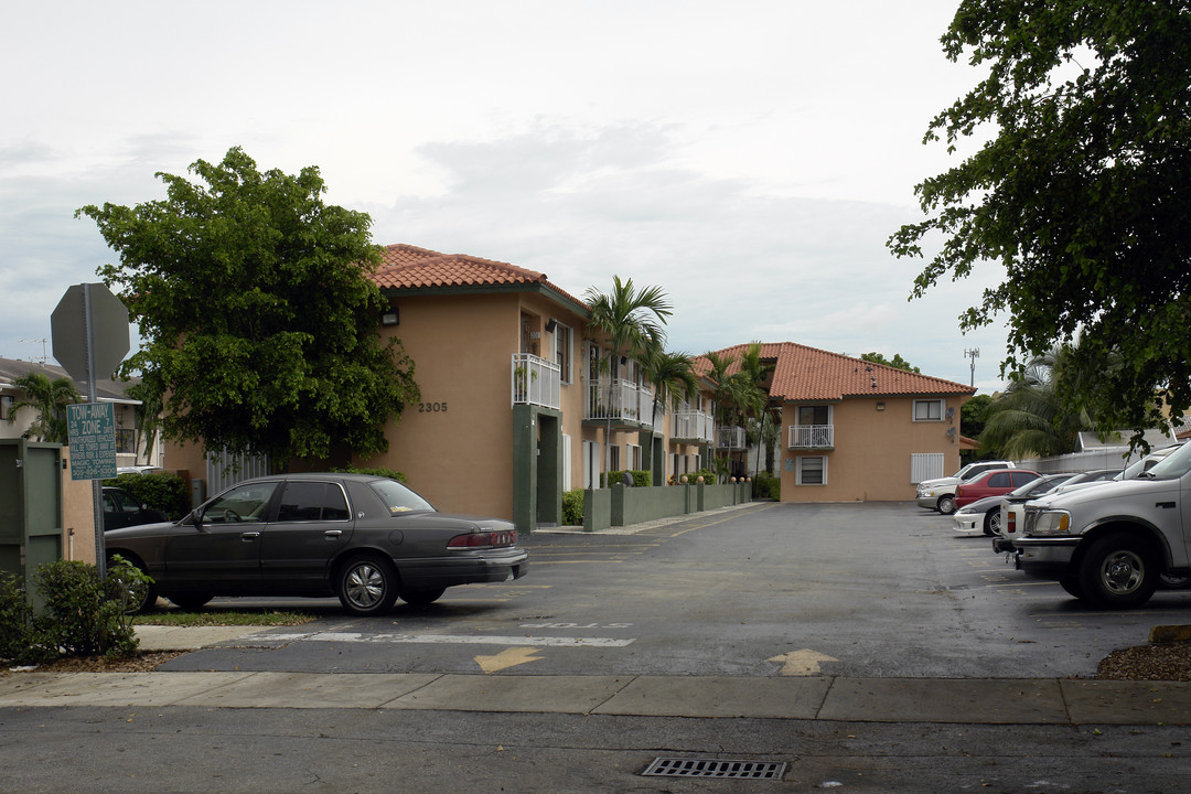 2305 W 74th Ter in Hialeah, FL - Foto de edificio