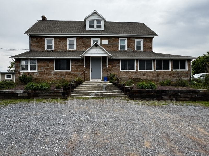 10669 Jonestown Rd in Annville, PA - Building Photo