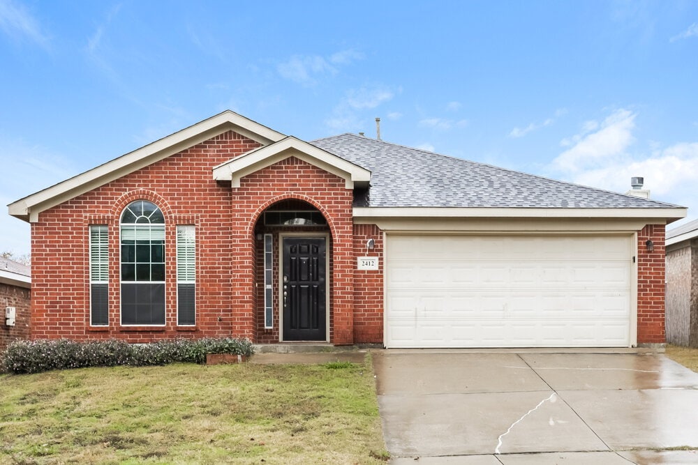 2412 Ensenada Ln in Fort Worth, TX - Building Photo