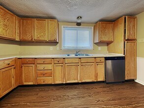 812 W Smith Valley Rd in Greenwood, IN - Foto de edificio - Building Photo