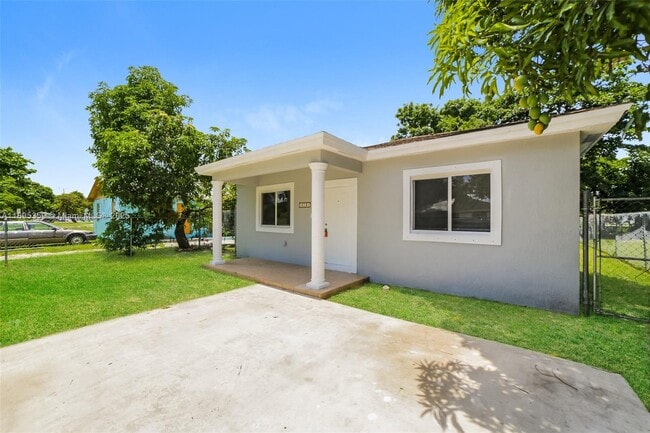 10131 W Indigo St in Miami, FL - Building Photo - Building Photo