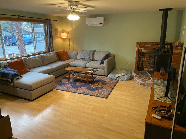 836 SE Douglas St in Bend, OR - Foto de edificio - Building Photo