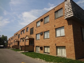 Coach Arms Apartments in Cincinnati, OH - Building Photo - Building Photo