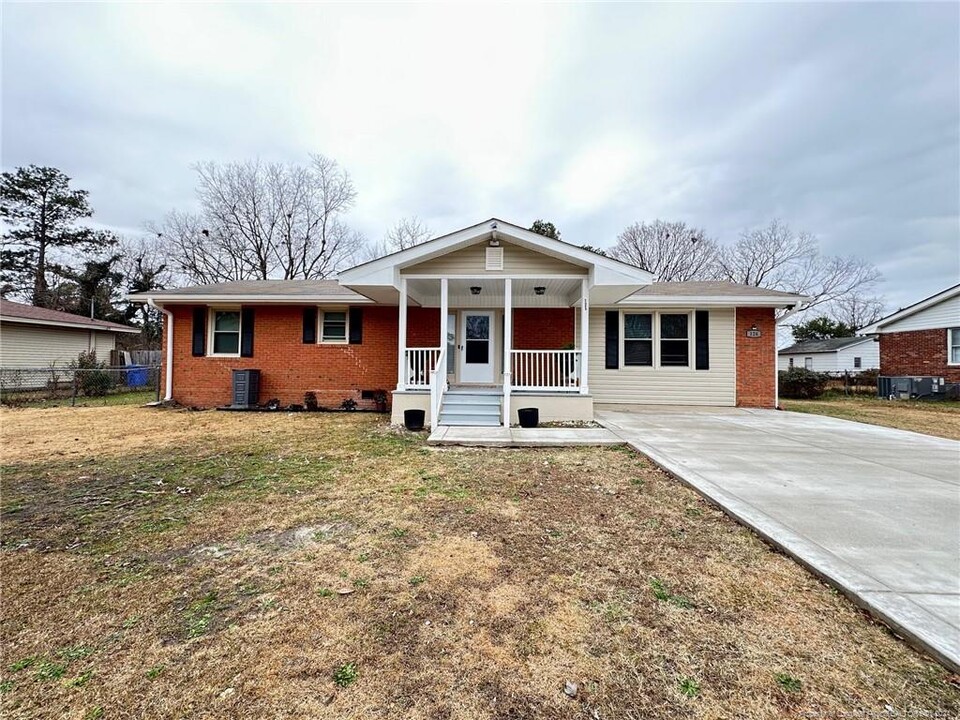 126 Bunker Hill Rd in Fayetteville, NC - Building Photo