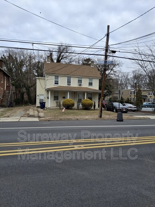 25-27-27 E Camden Ave in Moorestown, NJ - Building Photo