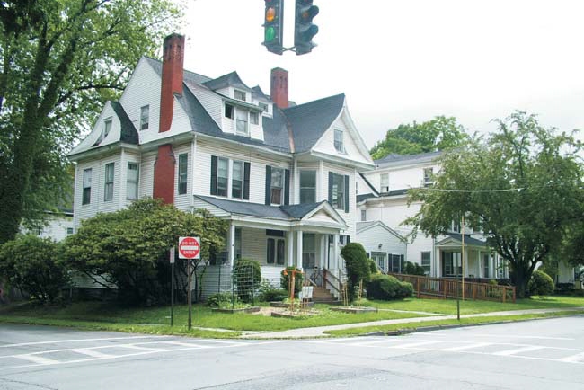 Washington Manor in Kingston, NY - Building Photo