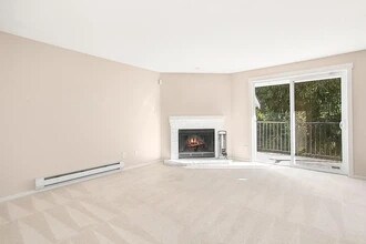 11303 NE 128th St in Kirkland, WA - Foto de edificio - Building Photo