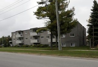 Fieldcrest Apartments in Barrie, ON - Building Photo - Building Photo