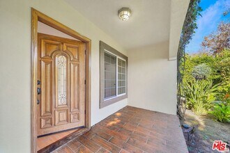 743 N Las Palmas Ave in Los Angeles, CA - Building Photo - Building Photo