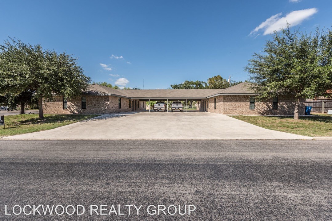1324 W Goodwin St in Pleasanton, TX - Building Photo