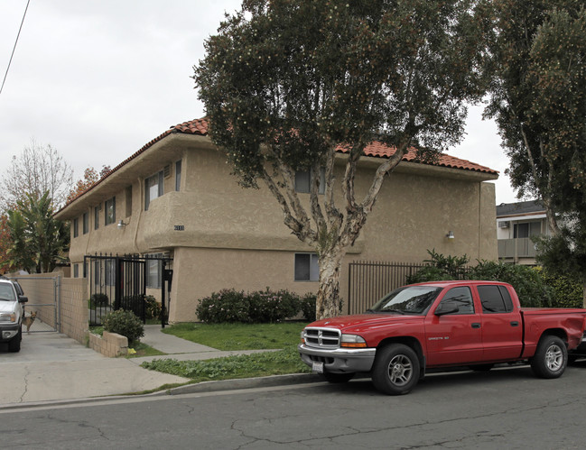 6111 Fullerton Ave in Buena Park, CA - Building Photo - Building Photo