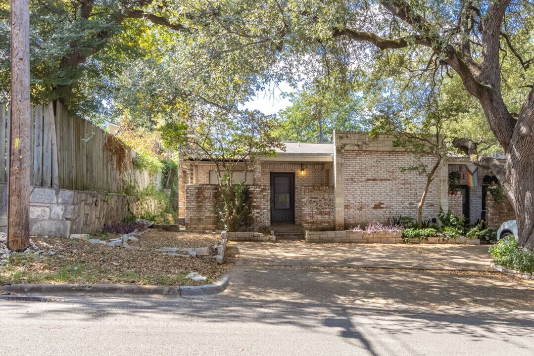 2305 Montclaire St in Austin, TX - Building Photo