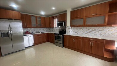 421 NE 1st St in Hallandale Beach, FL - Foto de edificio - Building Photo