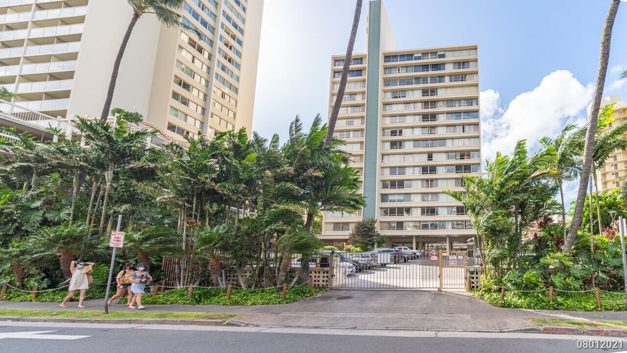 435 Seaside Ave in Honolulu, HI - Building Photo