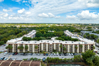 Cypress Chase Condominiums in Lauderdale Lakes, FL - Foto de edificio - Building Photo