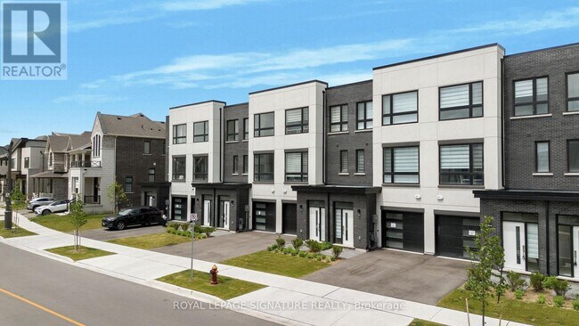 3055 Trailside Dr in Oakville, ON - Building Photo - Building Photo