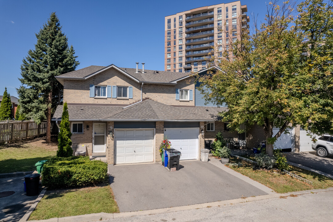 69 Woolridge Crt in Brampton, ON - Building Photo