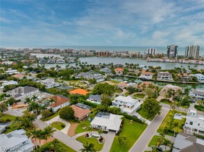 3777 Fountainhead Ln in Naples, FL - Foto de edificio - Building Photo