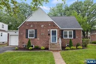 13-08 Plaza in Fair Lawn, NJ - Building Photo