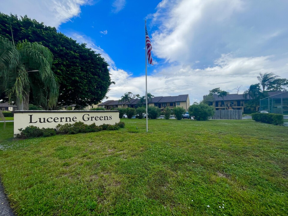 4698 Lucerne Lakes Blvd in Greenacres, FL - Foto de edificio