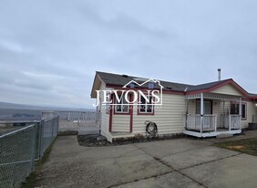 551 Point Dr in Selah, WA - Building Photo